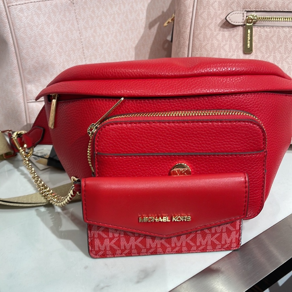 MICHAEL KORS
Maisie Large Pebbled Leather 2-in-1 Sling Pack
Bright Red
NWT - Picture 15 of 16
